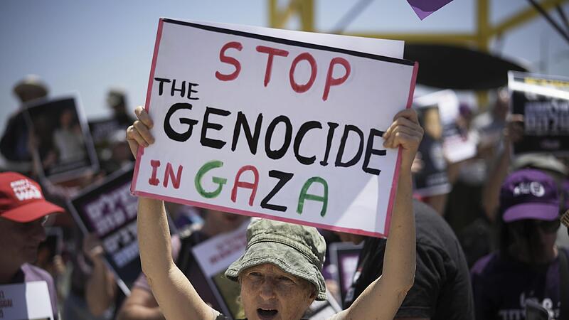 Menschen nehmen in der N&auml;he der Grenze zwischen Israel und Gaza an einer Demonstration f&uuml;r ein Ende des Krieges im Gazastreifen teil.