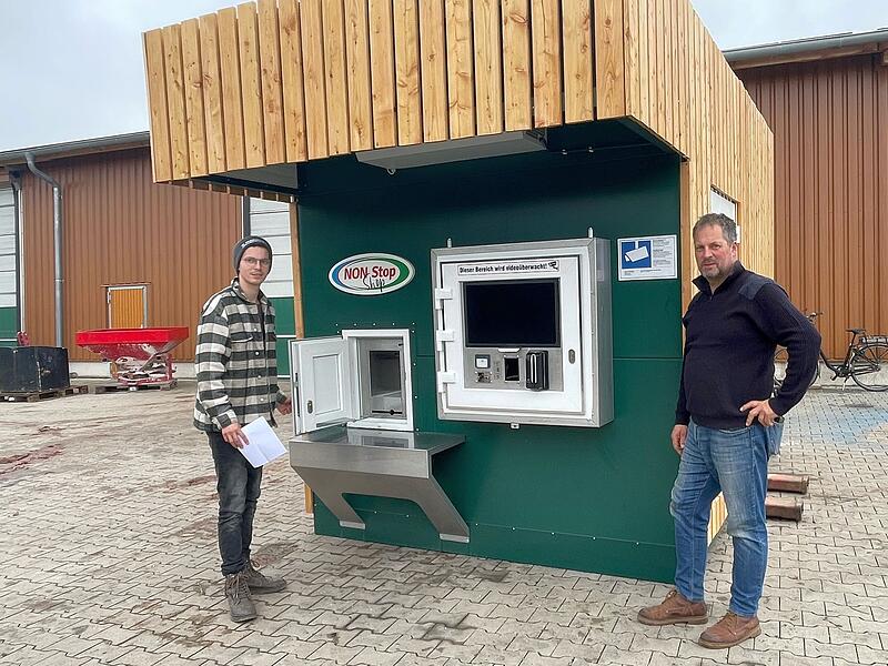 Sohn Hannes (links) und Roland Rügheimer (rechts) präsentieren ihre „Heimat-Box“, die sie außen mit Lärchenholz verschönert haben.