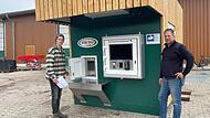 Sohn Hannes (links) und Roland Rügheimer (rechts) präsentieren ihre „Heimat-Box“, die sie außen mit Lärchenholz verschönert haben.