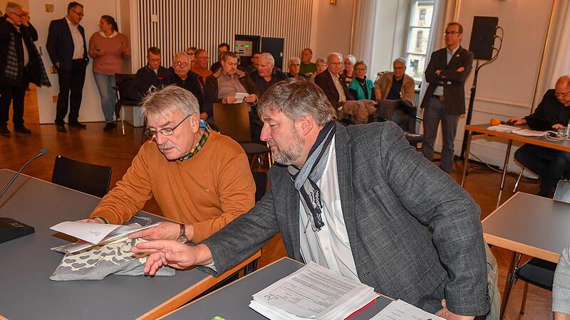 Heinz Kuntke (links), der kommissarisch den SPD-Fraktionsvorsitz übernommen hatte, hält die  Erklärung des Fraktionschefs Klaus Stieringer zu den Fake-Accounts  für ausreichend.