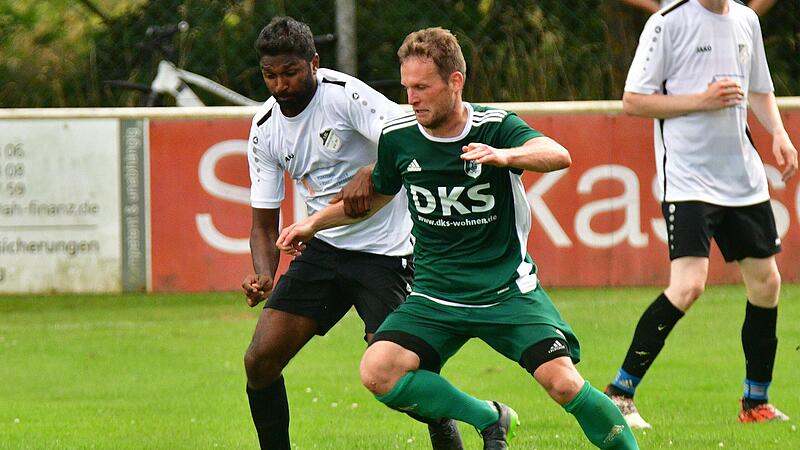 Lukas Engelmann (rechts) behauptet sich gegen den Burgkunstadter Jelsan Yesurajah. Der Marktzeulner Spielertrainer trug mit dem Treffer zum 1:2 und der Eckballvorlage zum 2:2 wesentlich zum Punktgewinn bei. Lukas Engelmann (rechts) behauptet sich gegen den Burgkunstadter Jelsan Yesurajah. Der Marktzeulner Spielertrainer trug mit dem Treffer zum 1:2 und der Eckballvorlage zum 2:2 wesentlich zum Punktgewinn bei.
