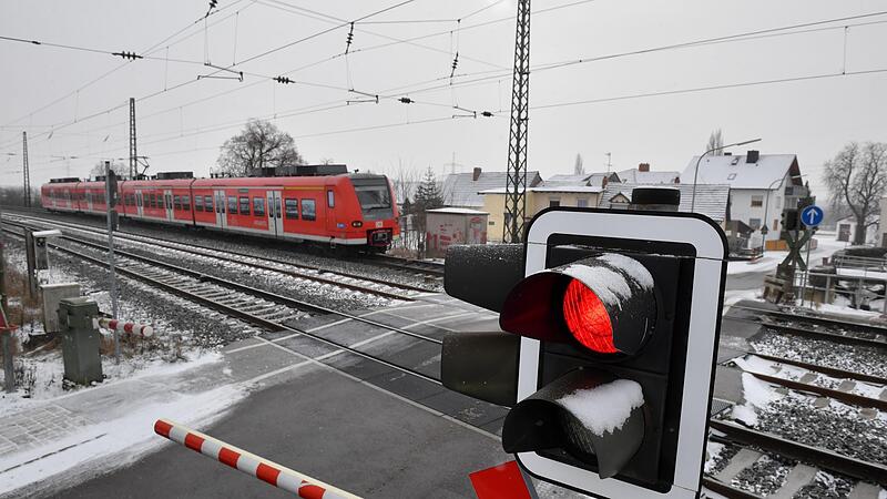 Der Bahnübergang mit Halbschranke erscheint der Bahn zu unsicher.