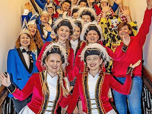 Die letzten Sekunden vor 19.19 Uhr. Die Damen von der Showtanzgarde Heubach und der Elferrat auf der Rathaustreppe. Gleich geht’s los.