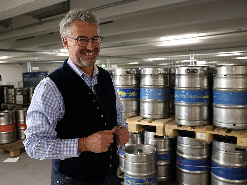 Blick in den Untergrund der Tiefgarage: Wo sonst Autos parken, lagert alles, was man für die Bierwoche braucht: in den Fässern ist alkoholfreies Bier, aber auch Ersatzkrüge, Bänke und die gesamte Lebensmittelzubereitung finden hier statt. Blick in den Untergrund der Tiefgarage: Wo sonst Autos parken, lagert alles, was man für die Bierwoche braucht: in den Fässern ist alkoholfreies Bier, aber auch Ersatzkrüge, Bänke und die gesamte Lebensmittelzubereitung finden hier statt.