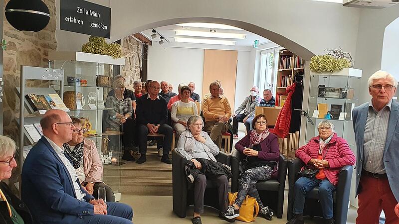 Die Zuh&ouml;rer erfuhren bei der Vernissage im Dokumentationszentrum Neues &uuml;ber die Stadtmauer, eine Ausstellung bringt neue Erkenntnisse.