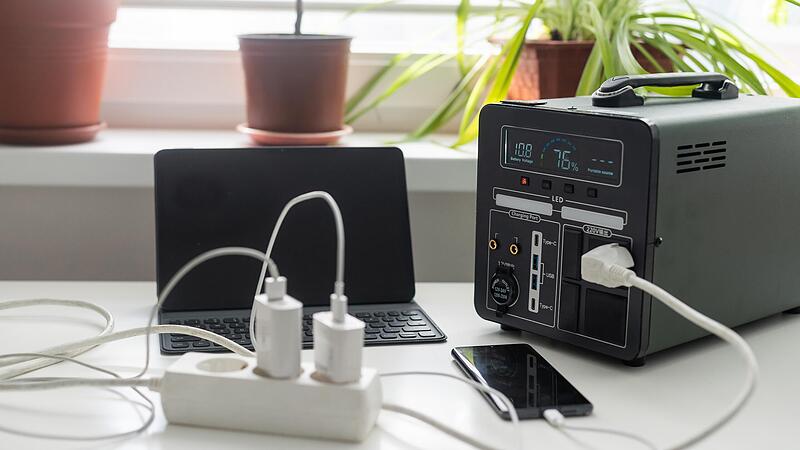 Eine Powerstation hat meistens Steckdosen und USB-Anschlüsse, um verschiedene Geräte damit laden zu können. Eine Powerstation hat meistens Steckdosen und USB-Anschlüsse, um verschiedene Geräte damit laden zu können.