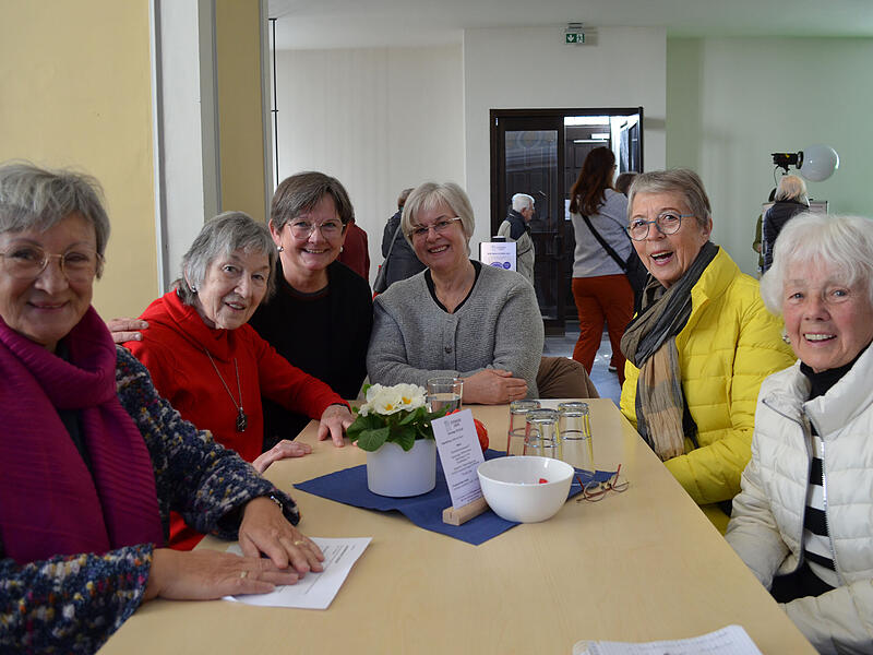 Gemeinsam essen und plaudern: Gundi Saal, Irmingard Eidt, Silke Kirchberger, Heike Engel, Sigrid Kranz und Hildegard Gutgesell. (v.l.)