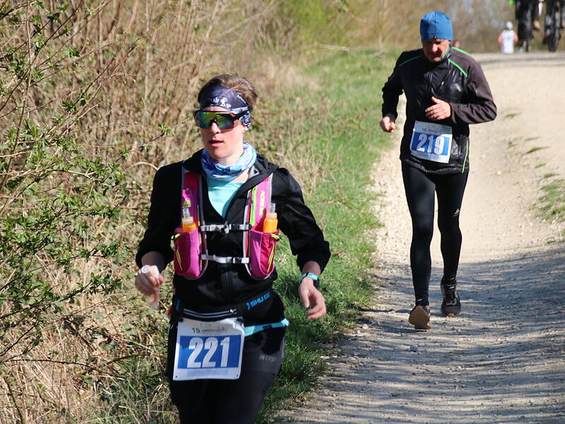 Strahlender Sonnenschein, aber nur niedrige Plusgrade erwartete die L&auml;ufer beim 19. Obermain-Marathon rund um Bad Staffelstein. Die Marathon-Strecke f&uuml;hrte wieder an den beiden Wahrzeichen der Kurstadt, dem Kloster Banz und der Basilika Vierzehnheiligen vorbei.