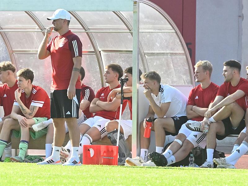 FCC-Trainer Carl-Philipp Schiebel (stehend) und seine Spieler gucken skeptisch. Nicht alle Schiedsrichterentscheidungen konnten in jüngster Vergangenheit nachvollzogen werden. Das Team will für seine Leistung endlich belohnt werden, am besten gleich heute Abend in Kornburg.