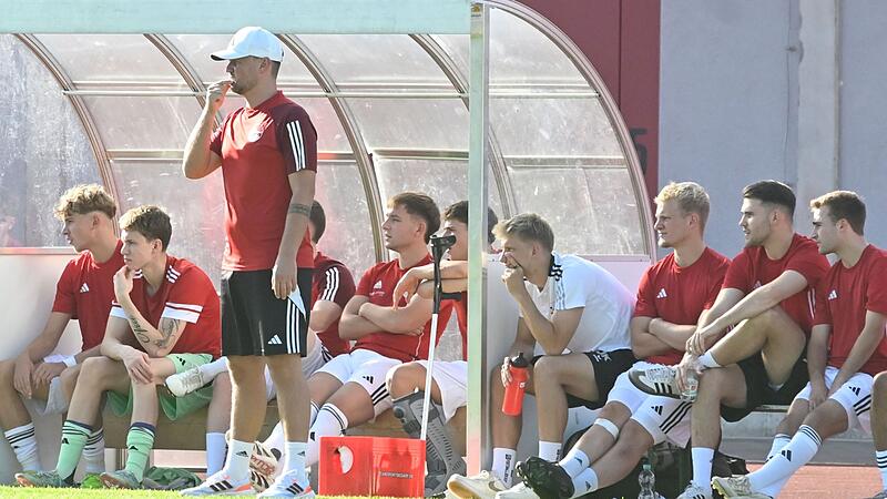 FCC-Trainer Carl-Philipp Schiebel (stehend) und seine Spieler gucken skeptisch. Nicht alle Schiedsrichterentscheidungen konnten in jüngster Vergangenheit nachvollzogen werden. Das Team will für seine Leistung endlich belohnt werden, am besten gleich heute Abend in Kornburg.