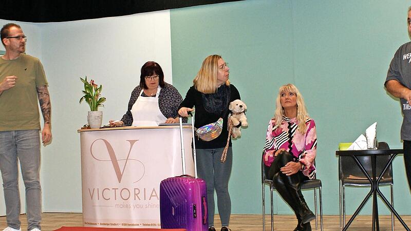 Die Theatergruppe Kersbach probt auf der B&uuml;hne.