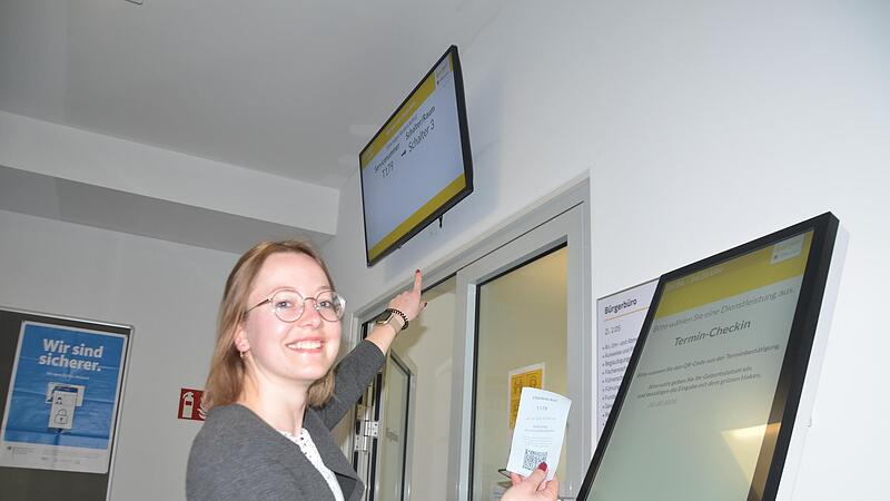 Mara Kreß am Terminal: Nach dem Check-in bekommt man ein Ticket, dessen Nummer dann am Display über der Tür angezeigt wird. Mara Kreß am Terminal: Nach dem Check-in bekommt man ein Ticket, dessen Nummer dann am Display über der Tür angezeigt wird.