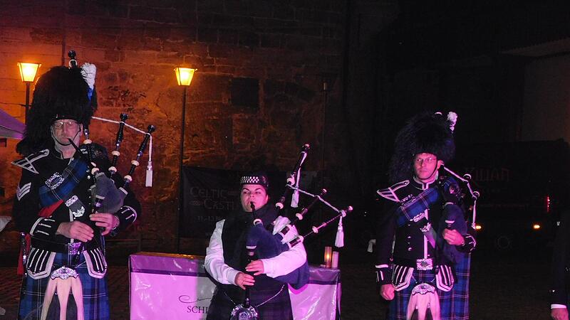 Im Schlosshof begrüßte eine Pipe-Band die Gäste. Im Schlosshof begrüßte eine Pipe-Band die Gäste.