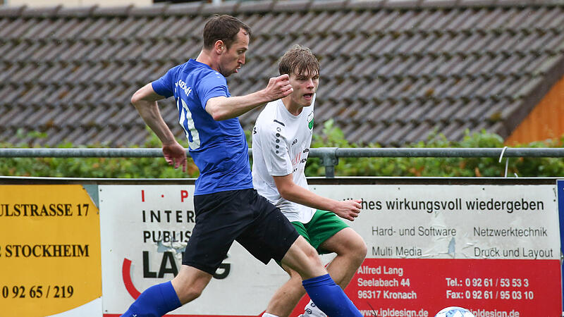 Einer der 18-Jährigen beim FC Stockheim, Vincent Weber (weißes Trikot), im Duell gegen Patrick Lauer vom SV Großgarnstadt.