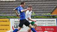 Einer der 18-Jährigen beim FC Stockheim, Vincent Weber (weißes Trikot), im Duell gegen Patrick Lauer vom SV Großgarnstadt.