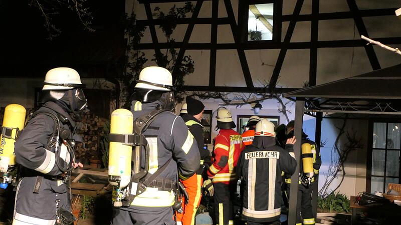 Mit zahlreichen Atemschutzger&auml;tetr&auml;gern bek&auml;mpften die Feuerwehren die Glutnester in einer Zwischendecke dieses Fachwerkhauses, die durch einen Kaminbrand entstanden.