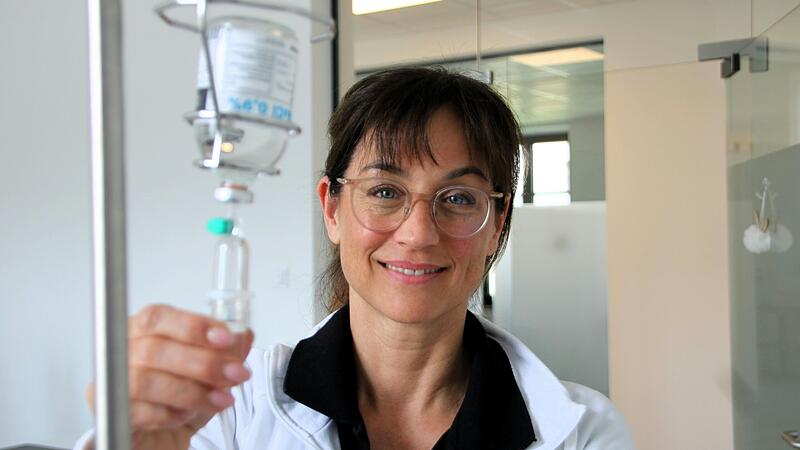 Schmerzmittel-Infusionen sind bei der Kitzinger &Auml;rztin Dr. Susanne Plank nur ein Teil der Therapie.