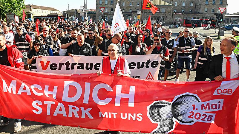 Los ging's am Bahnhof in Bamberg: Rund 1300 Menschen nahmen nach Angaben der Polizei und DGB an der Kundgebung zum &bdquo;Tag der Arbeit&ldquo;, 1. Mai 2025, teil.