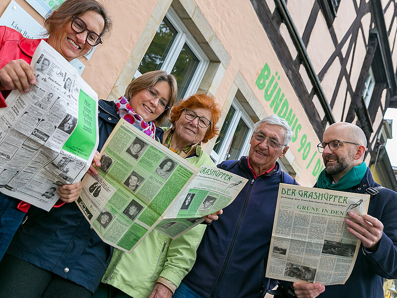 Heute ist grüne Politik aus Forchheim nicht mehr wegzudenken, vor der Gründung der Forchheimer Grünen Liste im Jahr 1995 war das anders. Was die beiden Vorsitzenden Andrea Hecking (links) und Markus Dietz (rechts) besonders freut: Mit Annette Prechtel, Edith Fießer und Ulrich Zenneck sind sogar noch Mitglieder der ersten Stunde aktiv.