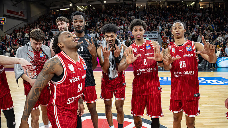 Gl&uuml;ckliche Gesichter nach dem 99:74-Sieg der Bamberg Baskets gegen Wei&szlig;enfels bei Cobe Williams (vorne links), EJ Onu, Ibi Watson, Demarcus Demonia und Austin Crowley (von links).