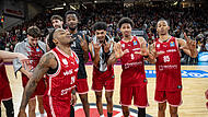 Gl&uuml;ckliche Gesichter nach dem 99:74-Sieg der Bamberg Baskets gegen Wei&szlig;enfels bei Cobe Williams (vorne links), EJ Onu, Ibi Watson, Demarcus Demonia und Austin Crowley (von links).