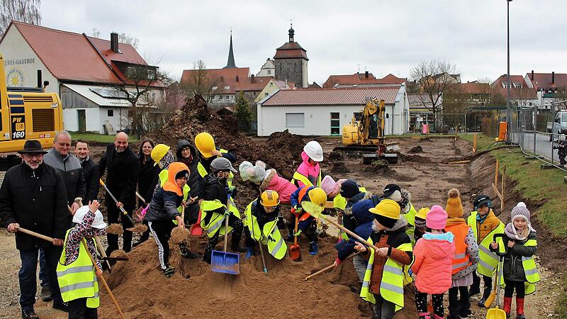 Die Offiziellen hatten ihre helle Freude an den emsigen Vorschulkindern. Im Hintergrund der Kindergarten Sankt Johannes, an den der Neubau angebunden wird.