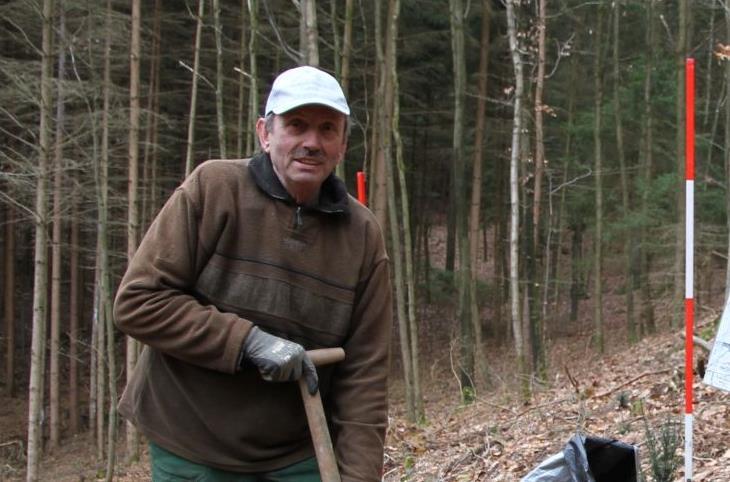 Waldbauer Georg Leonhard Schirner pflanzt junge Bäume.Forchheim & Fränkische Schweiz Waldbauer Georg Leonhard Schirner pflanzt junge Bäume.Forchheim & Fränkische Schweiz