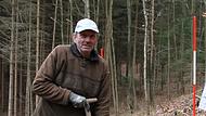 Waldbauer Georg Leonhard Schirner pflanzt junge B&auml;ume.Forchheim & Fr&auml;nkische Schweiz