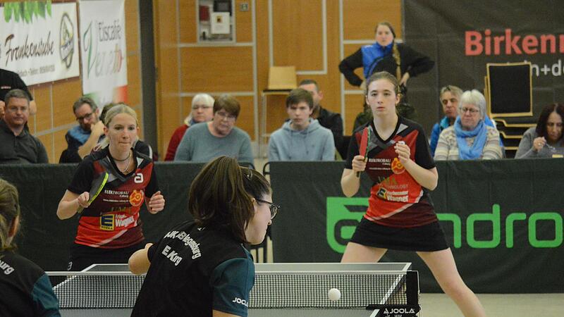 Manuela Bienek (links) und Polina Pashchenko vom TSV Bad Rodach hatten im Doppel ihre Schwierigkeiten. In den Einzelpartien spielten sie für ihr Team allerdings wertvolle Punkte heraus. Manuela Bienek (links) und Polina Pashchenko vom TSV Bad Rodach hatten im Doppel ihre Schwierigkeiten. In den Einzelpartien spielten sie für ihr Team allerdings wertvolle Punkte heraus.