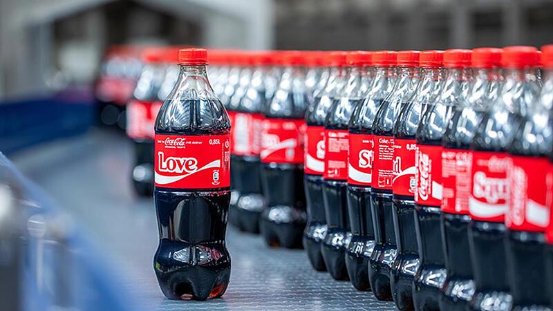 Personalisierte Flaschen werden auch im Knetzgauer Werk abgefüllt.