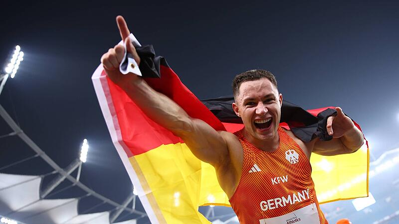 Riesenfreude beim Coburger Felix Streng nach seinem Triumph in Indien.