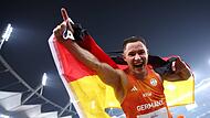 Riesenfreude beim Coburger Felix Streng nach seinem Triumph in Indien.