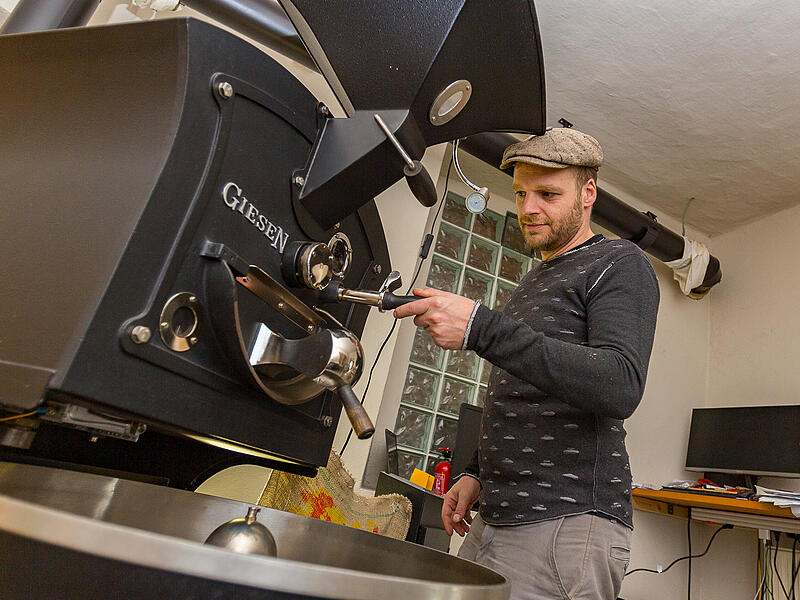 Das Herzst&uuml;ck seiner kleinen R&ouml;sterei, der Trommelr&ouml;ster. Darin kann er bis zu sechs Kilogramm Kaffeebohnen auf einmal verarbeiten.