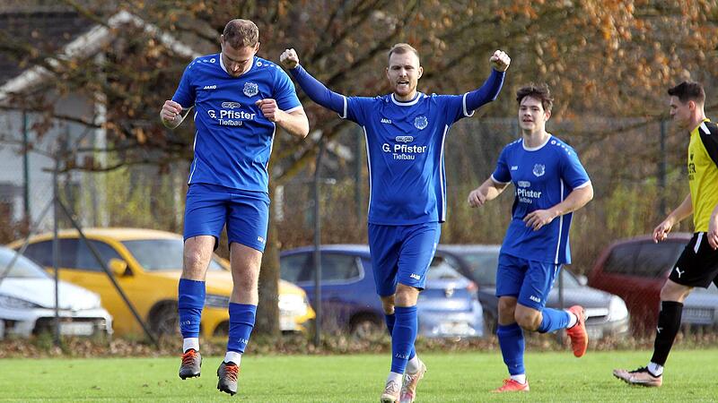 Jubel beim FC nach dem 1:0 durch Dominik Schmitt;  rechts dahinter Spielertrainer Fabian Baumg&auml;rtel und Alexander Maslin.