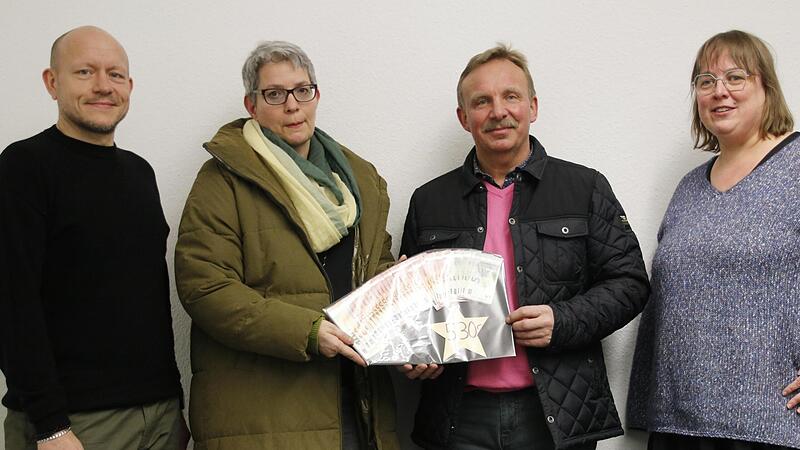 530 Euro f&uuml;r die Weihnachtshilfe der Saale-Zeitung: Unser Foto zeigt (von links) Karl Kovacs, den Leiter der Digitalredaktion der Saale-Zeitung, die stellvertretende Vorsitzende des Gesangvereins &bdquo;Harmonie&ldquo; Arnshausen, Sabine Dacho, den Vorsitzend...