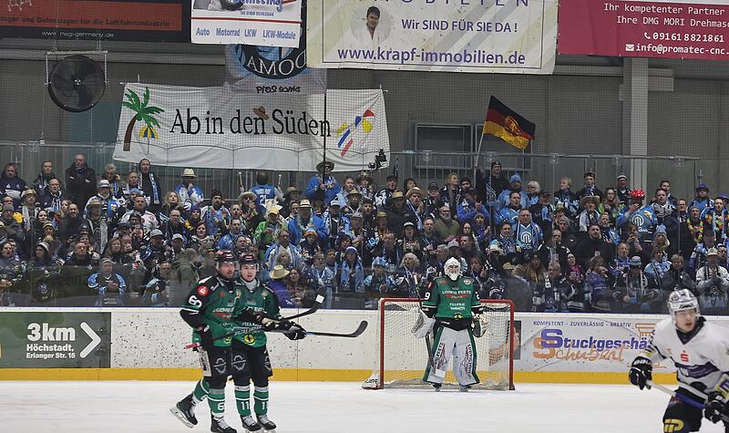 Knapp 200 Fans aus Leipzig im G&auml;steblock genossen einen tollen Eishockey-Abend, schw&auml;rmten von der angenehmen Atmosph&auml;re am Kieferndorfer Weg.
