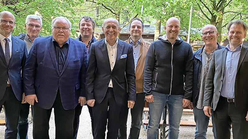 Der Vorstand und die Kassenprüfer: Alexander Brehm, Wolfgang Dratz, Franz Streit, Prof. Jürgen Gschossmann, Gregor Scheller, Oliver Amon, Andreas Rudl, Bernhard Drummer, Sven Oelkers (von links) Der Vorstand und die Kassenprüfer: Alexander Brehm, Wolfgang Dratz, Franz Streit, Prof. Jürgen Gschossmann, Gregor Scheller, Oliver Amon, Andreas Rudl, Bernhard Drummer, Sven Oelkers (von links)