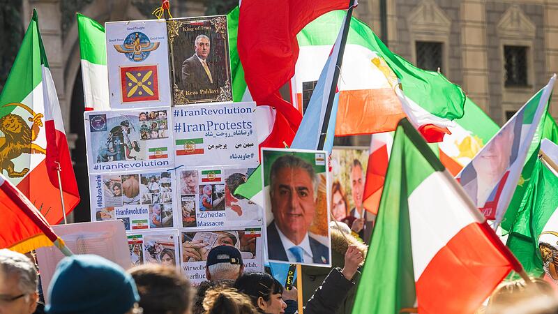 Demonstranten bei einer Iran-Kundgebung am Rande der M&uuml;nchner Sicherheitskonferenz. Auf vielen der Protest-Plakate war Reza Pahlavi zu sehen, Sohn des 1979 gest&uuml;rzten Schahs.