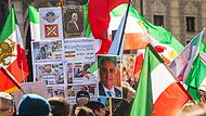 Demonstranten bei einer Iran-Kundgebung am Rande der Münchner Sicherheitskonferenz. Auf vielen der Protest-Plakate war Reza Pahlavi zu sehen, Sohn des 1979 gestürzten Schahs.