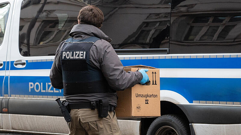 So könnte es ausgesehen haben, als am Dienstag in Bad Rodach die Wohnung eines 24-Jährigen durchsucht wurde. Die Polizeibeamten stellten „Beweismittel “ für ein mögliches Strafverfahren sicher, wie es später hieß. So könnte es ausgesehen haben, als am Dienstag in Bad Rodach die Wohnung eines 24-Jährigen durchsucht wurde. Die Polizeibeamten stellten „Beweismittel “ für ein mögliches Strafverfahren sicher, wie es später hieß.
