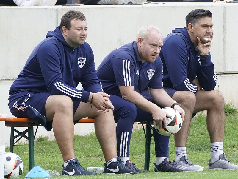 F&uuml;nf Spiele konnte M&ouml;nchr&ouml;den im neuen Jahr nicht gewinnen. Im sechsten Anlauf klappte es f&uuml;r Trainer Achim Engel, Co-Trainer Marcel Pavel und Sportleiter Christian Holzmann (von links) endlich.