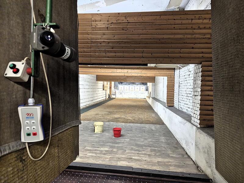 Mit Wassereimern gegen ein undichtes Dach