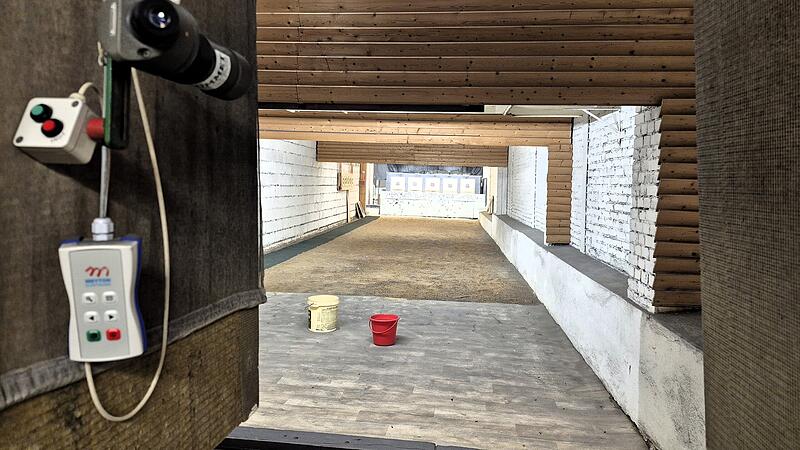 Mit Wassereimern gegen ein undichtes Dach