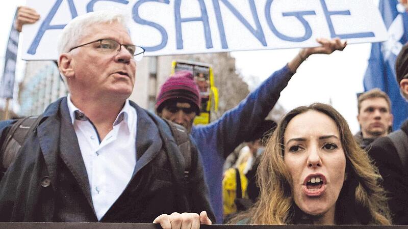 Stella Assange, die Ehefrau von Wikileaks-Gr&uuml;nder Julian Assange, k&auml;mpft f&uuml;r eine Freilassung ihres Mannes, hier im vergangenen Februar. &bdquo;Ich mache mir gro&szlig;e Sorgen um seine Gesundheit&ldquo;, sagte sie damals.