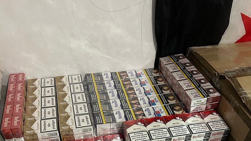 Hunderte mutmaßliche Schmugglerzigaretten Hunderte mutmaßliche Schmugglerzigaretten