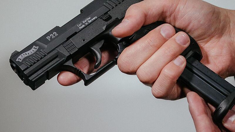 Eine ähnliche Eine ähnliche Schreckschusspistole wie auf diesem Symbolbild hat die Polizei bei dem Angeklagten aus Uttenreuth gefunden.wie auf diesem Symbolbild hat die Polizei bei dem Angeklagten gefunden. Eine ähnliche Schreckschusspistole wie auf diesem Symbolbild hat die Polizei bei dem Angeklagten aus Uttenreuth gefunden.
