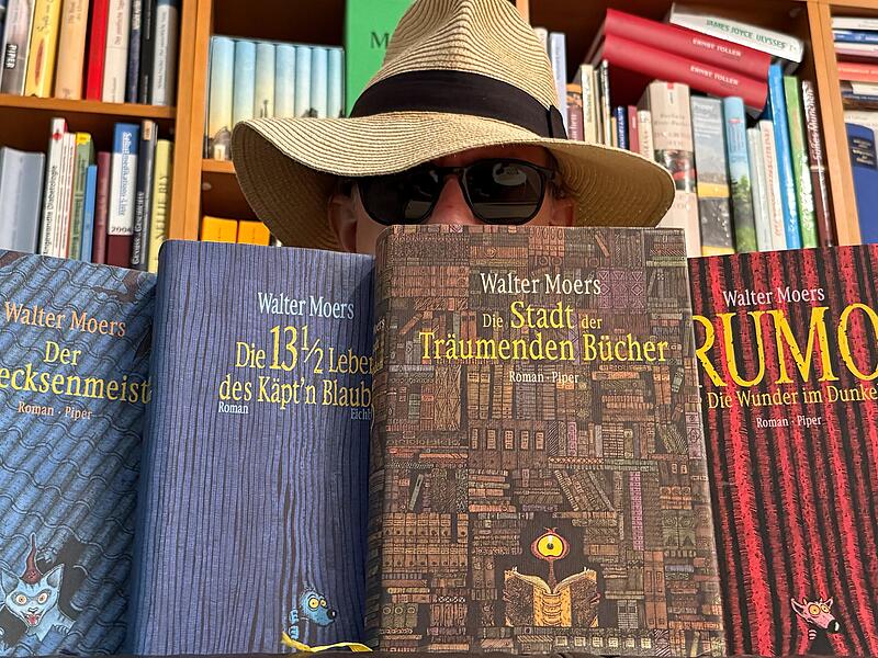 Der mysteri&ouml;se Bestsellerautor Walter Moers hat angek&uuml;ndigt, sich beim 22. Internationalen Comic-Salon in Erlangen unter die Comicfans zu mischen&ndash; nat&uuml;rlich verkleidet.