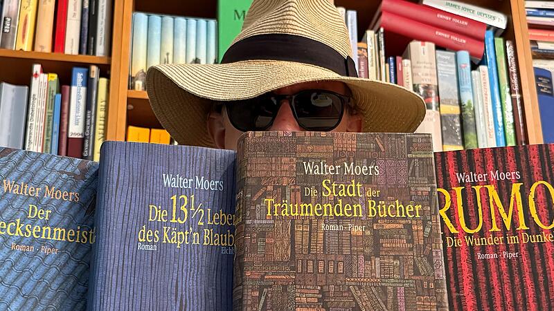 Der mysteri&ouml;se Bestsellerautor Walter Moers hat angek&uuml;ndigt, sich beim 22. Internationalen Comic-Salon in Erlangen unter die Comicfans zu mischen&ndash; nat&uuml;rlich verkleidet.