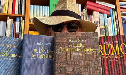 Der mysteri&ouml;se Bestsellerautor Walter Moers hat angek&uuml;ndigt, sich beim 22. Internationalen Comic-Salon in Erlangen unter die Comicfans zu mischen&ndash; nat&uuml;rlich verkleidet.