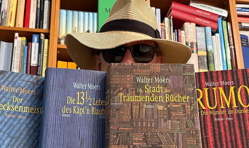 Der mysteri&ouml;se Bestsellerautor Walter Moers hat angek&uuml;ndigt, sich beim 22. Internationalen Comic-Salon in Erlangen unter die Comicfans zu mischen&ndash; nat&uuml;rlich verkleidet.